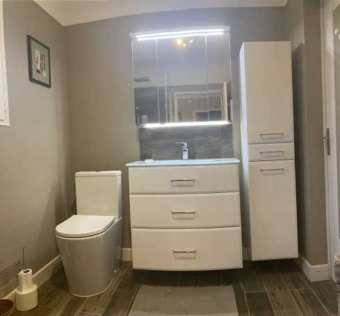 Rénovation de la salle de bain er remplacement de la tuyauterie et installation de sanitaires sur un chantier de rénovation à La Châtre