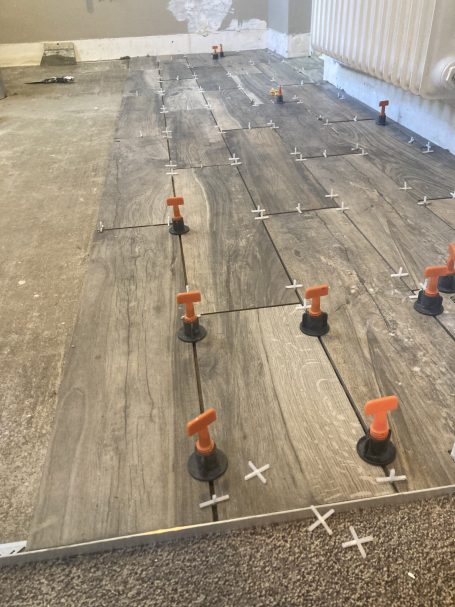 Installation d’un parquet en bois massif à Pouligny-Notre-Dame, apportant chaleur et élégance dans une pièce rénovée.