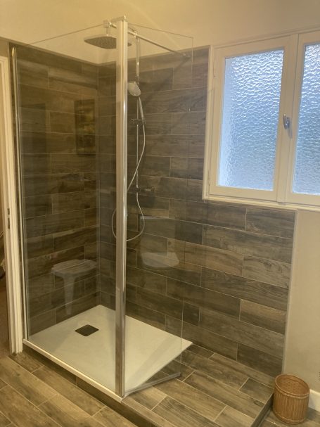 Pose d’une douche à l’italienne avec finitions soignées et robinetterie moderne à Montluçon, assurant confort et esthétisme.